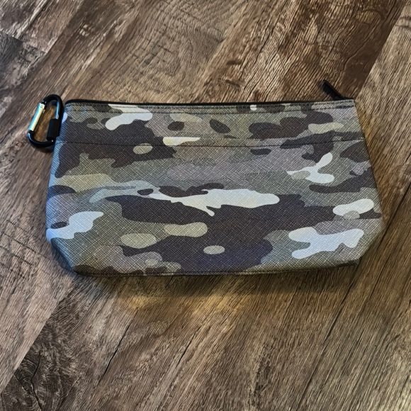 thirty-one Handbags - Camouflage Thermal Zipper Pouch